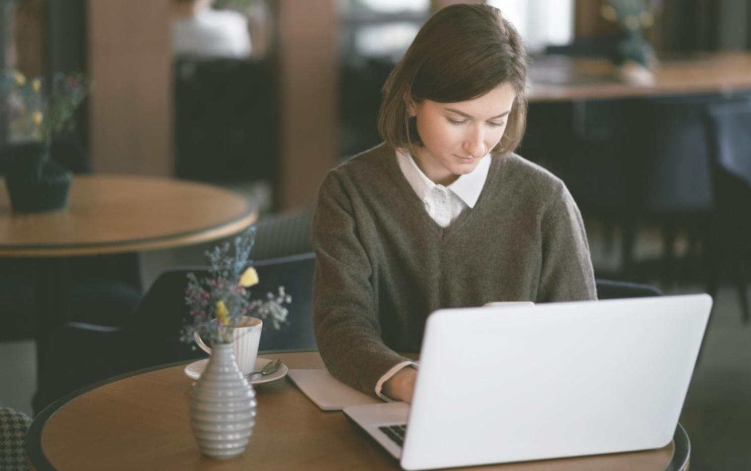 Emprendedores trabajando en estrategias de financiación